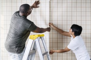 Couple effectuant des travaux d'isolation dans une maison